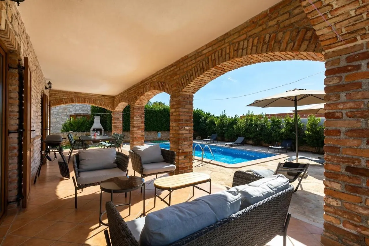 Rustic Villa Lara With Pool Cabrunici Croatia
