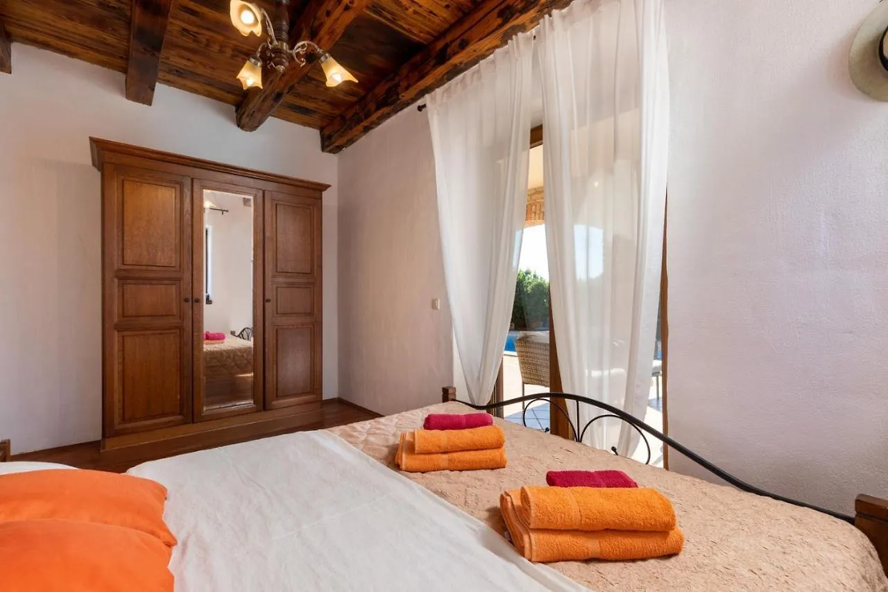 Rustic Villa Lara With Pool Cabrunici Croatia